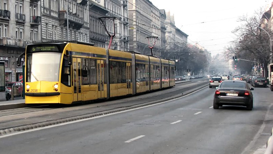Zöldhullámal gyorsulnak a Combinók, de lassulnak az autók – körúti körkép