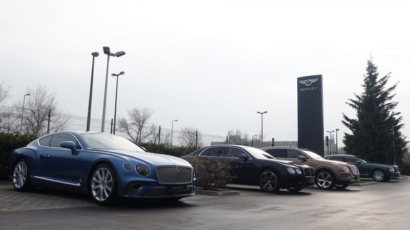 A képen látható négy típus képezi a Bentley mai kínálatának gerincét – galéria