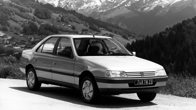 A Peugeot 405 is megérdemelten zsebelte be az Év Autója díjat – egyebek mellett legendás, Dakar-győztes versenyautó is készült belőle – galéria