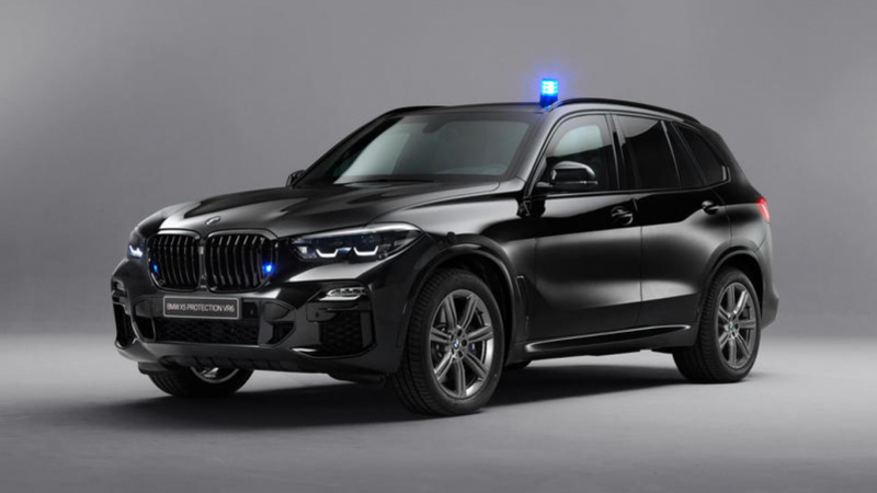 Nálunk inkább a nlgykarikás márka autóira kerül kék villogó, de Bajorországban BMW-vel szállítják a fontos embereket