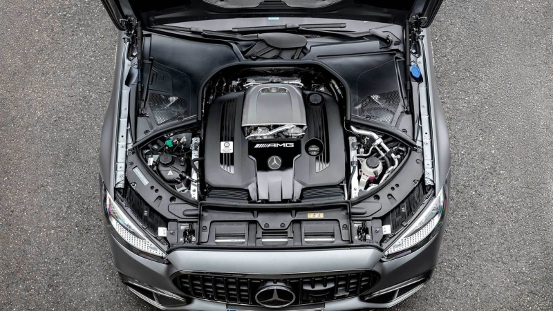 V8 elöl, villanymotor hátul